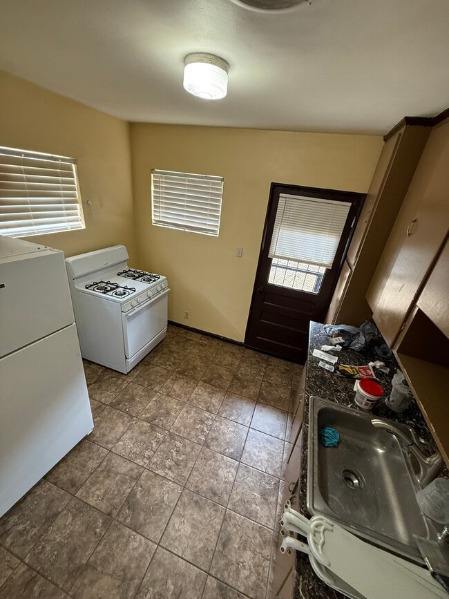 Kitchen from living room entrance - 2527 Fort Blvd