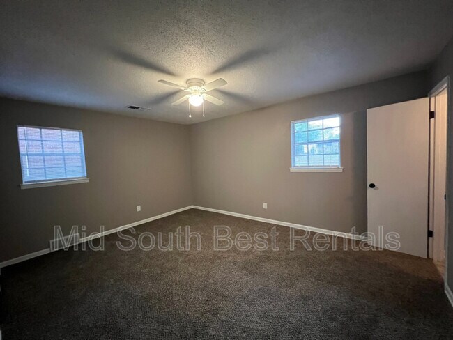 Foto del edificio - 1654 Roosevelt Ave