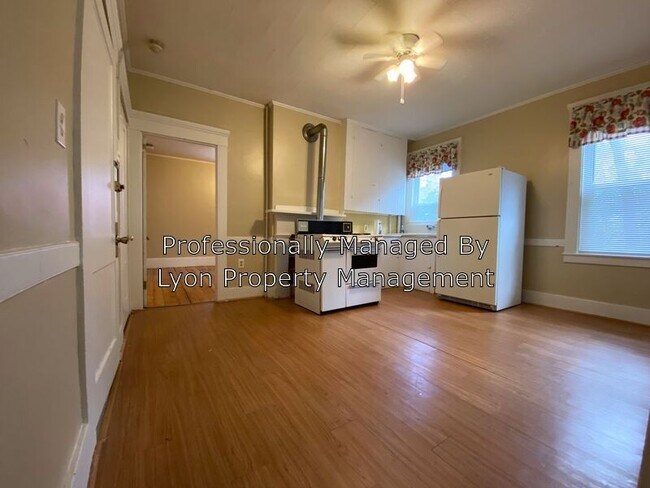 Building Photo - 1672 Lonsdale Ave