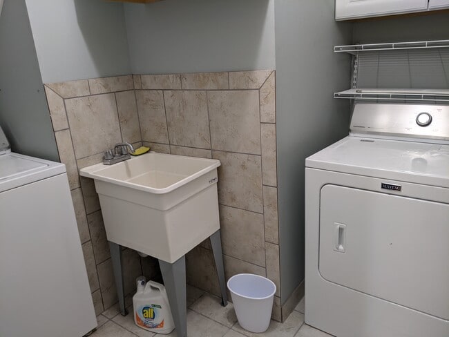 Fotografía del edificio - 7913 Central Park Cir