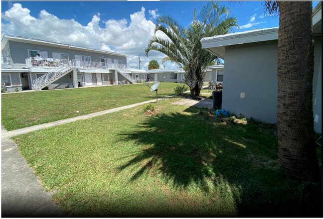 Yard - LIZS at Vero Beach Apartments