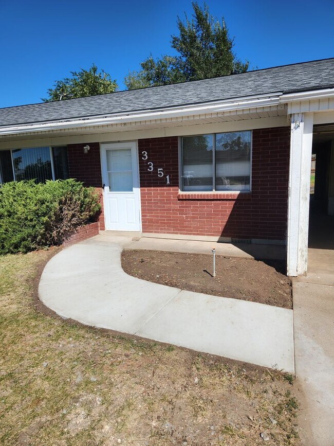 Building Photo - Kramer Duplex3341,3351