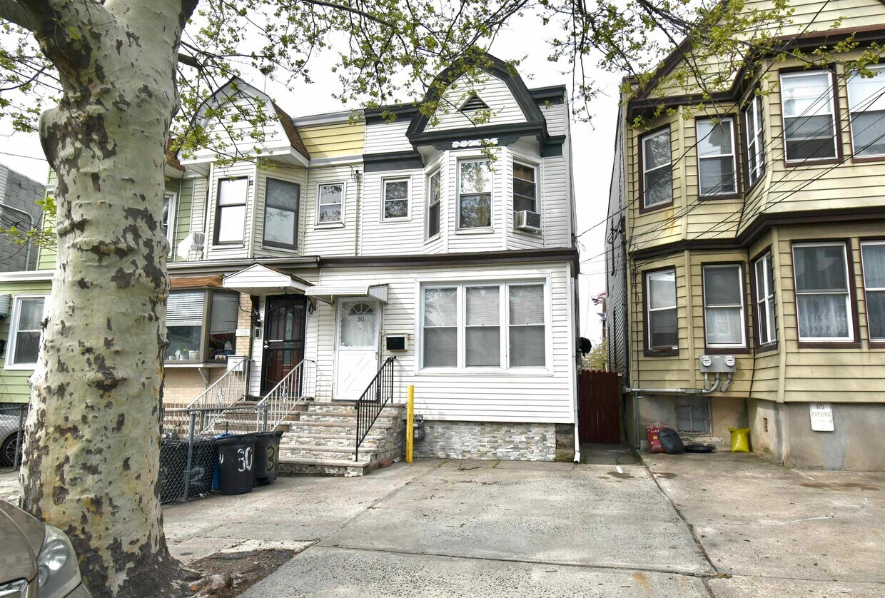 Primary Photo - 30 Roosevelt Ave