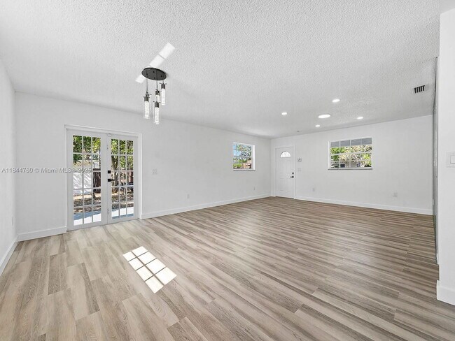Foto del edificio - 139 NE 17th St