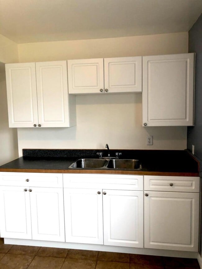 Building Photo - 3 bedroom in Kitimat BC V8C 1W2