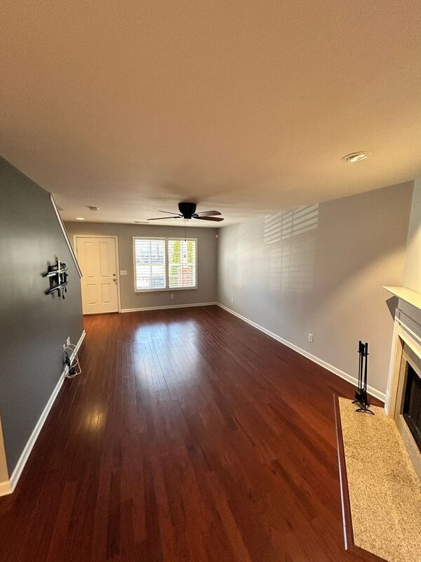 Building Photo - 1347 Riverbrook Dr