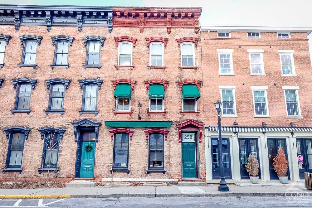 Primary Photo - 258 Warren St