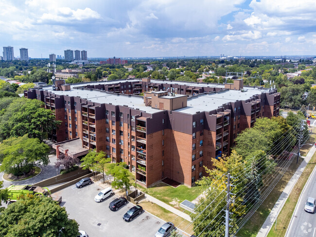 Building Photo - Warren Court Apartments