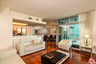 Building Photo - 13700 Marina Pointe Dr