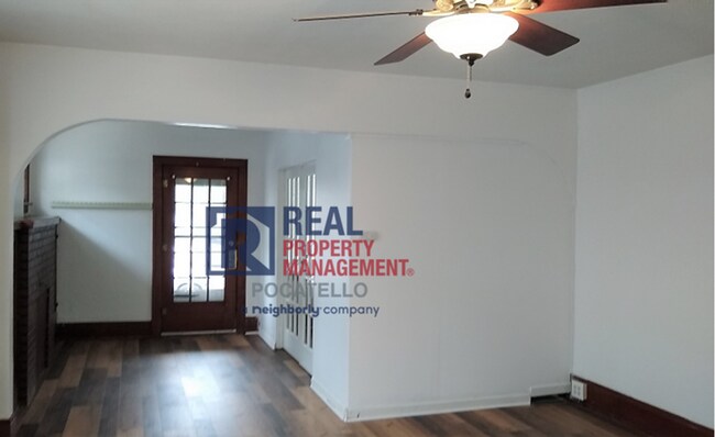 Building Photo - 2 bedroom 1 bath - Main house - Pet Friendly