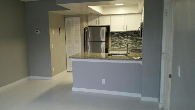 Foto del edificio - ONE BEDROOM ONE BATHROOM!  WATERFRONT COMM...