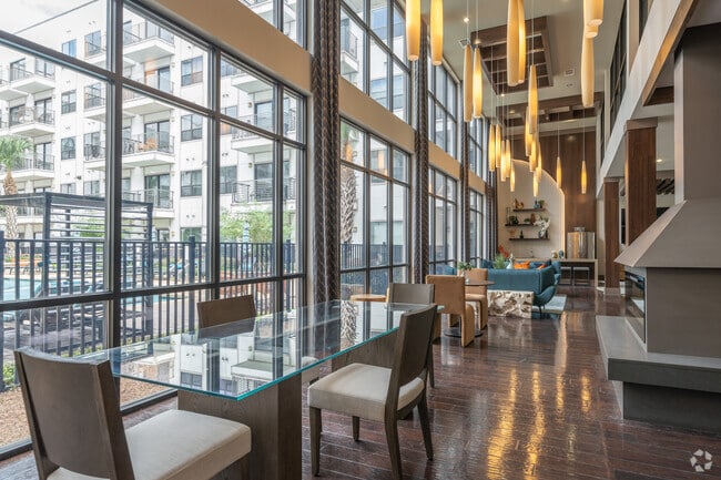 Sala del club - Heights West End