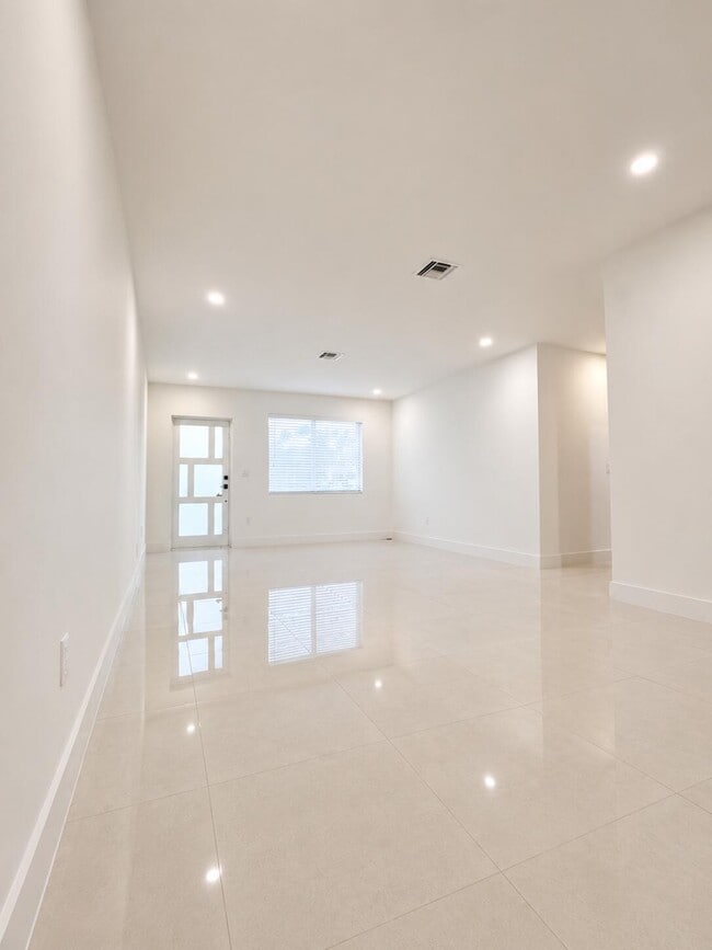 Building Photo - 345 Pinehurst Rd