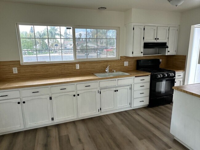 Building Photo - 3519 E Sunset Ct