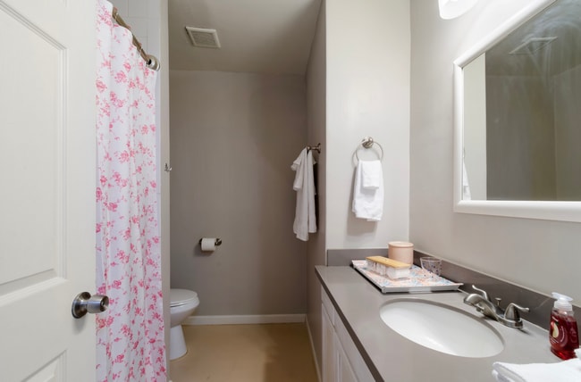 Building Photo - 2133 E Mabel St