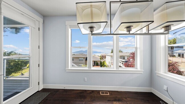 Building Photo - Incredible View Home - 5 Beds 2.5 Baths - Pet Friendly - NAS Whidbey - Island Hospital