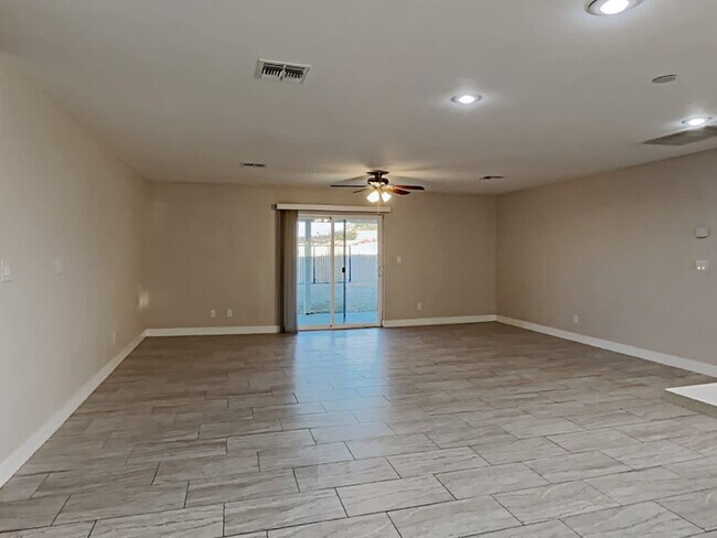 Building Photo - 516 E Malibu Dr