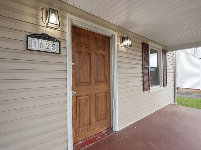 Foto del edificio - 4 Bedroom/1 Bathroom Home with Fenced Yard Available in SE Roanoke!