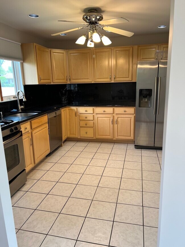 Foto del edificio - 448 Hazelwood Ln