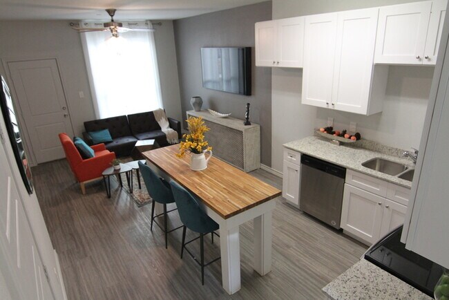Building Photo - Luxury 3 Bed 2.5 Bath Townhome!