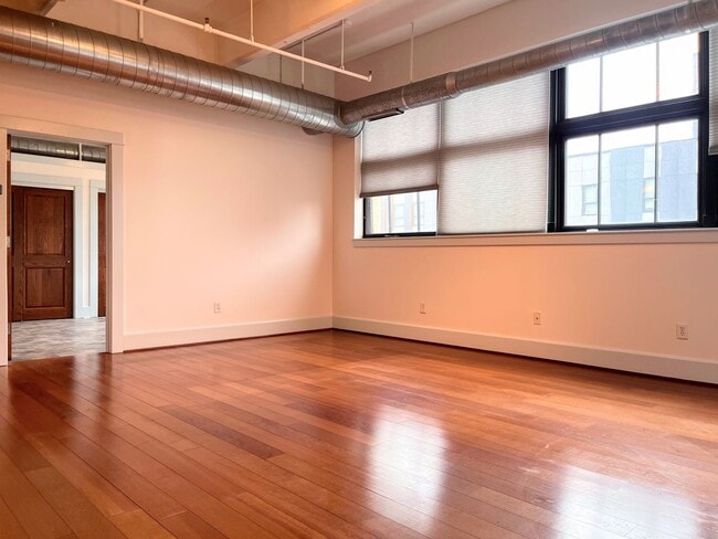 Building Photo - 210 Ellicott St