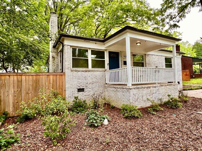 Foto del edificio - Welcome home to this charming house located near the heart of Charlotte, NC.