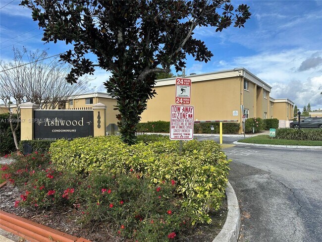 Foto del edificio - 1000 Lake of the Woods Blvd