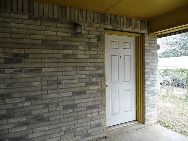 Building Photo - 502 E Bessie St