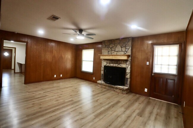 Building Photo - Brock ISD! 4 Acres!