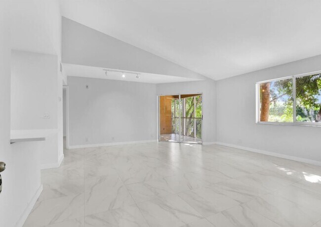 Foto del edificio - 3430 Pinewalk Dr N