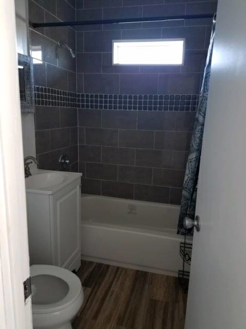Full bathroom - 422 S Lincoln Ave