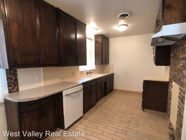 Building Photo - 2 br, 1 bath House - 106 E Lucard Street