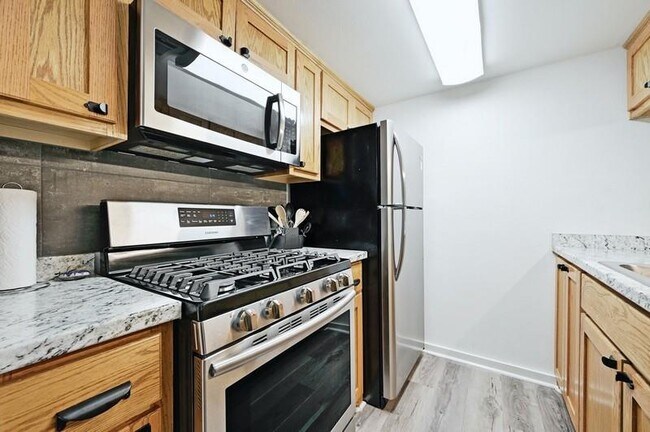 Foto del edificio - 711 Eberhart Ln
