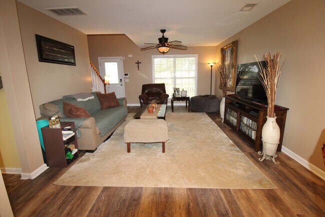 Foto del edificio - 1425 Mayfield Dr