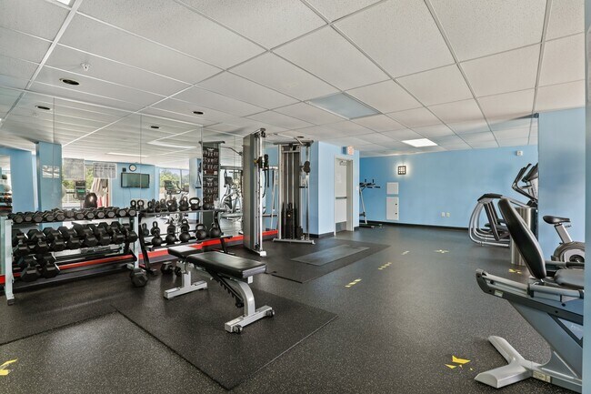Foto del edificio - 6301 Edsall Rd
