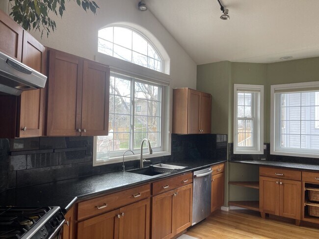 Building Photo - 4 Bedroom, 3.5 Bathroom Family Home in Bou...