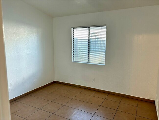 Foto del edificio - 411 E Thoroughbred St