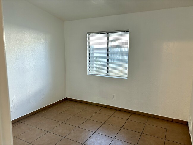 Building Photo - 411 E Thoroughbred St