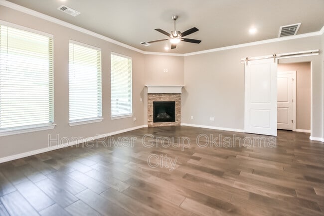 Building Photo - 809 Red River Dr