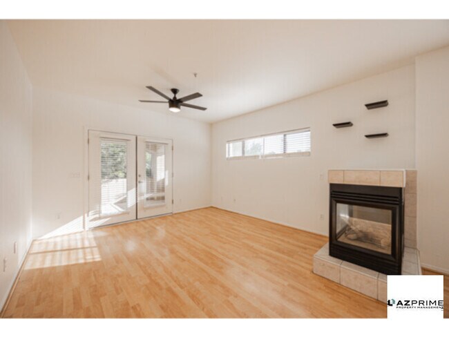 Foto del edificio - Live in the Lap of Luxury in this Stunning 2/2 Townhouse in the Heart of Scottsdale!