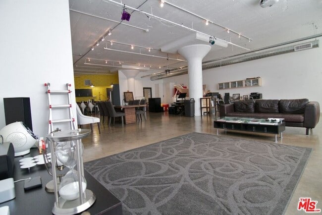 Building Photo - 530 Molino St