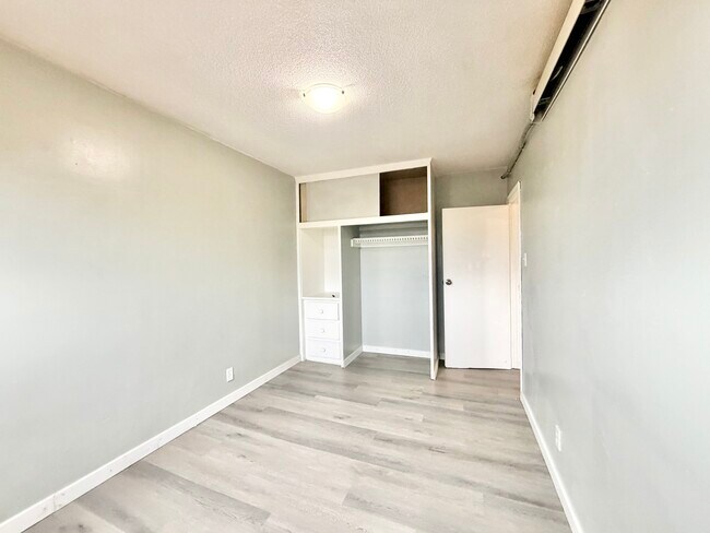 Building Photo - 2 BED - 1 BATH - APARTMENT - LONDON