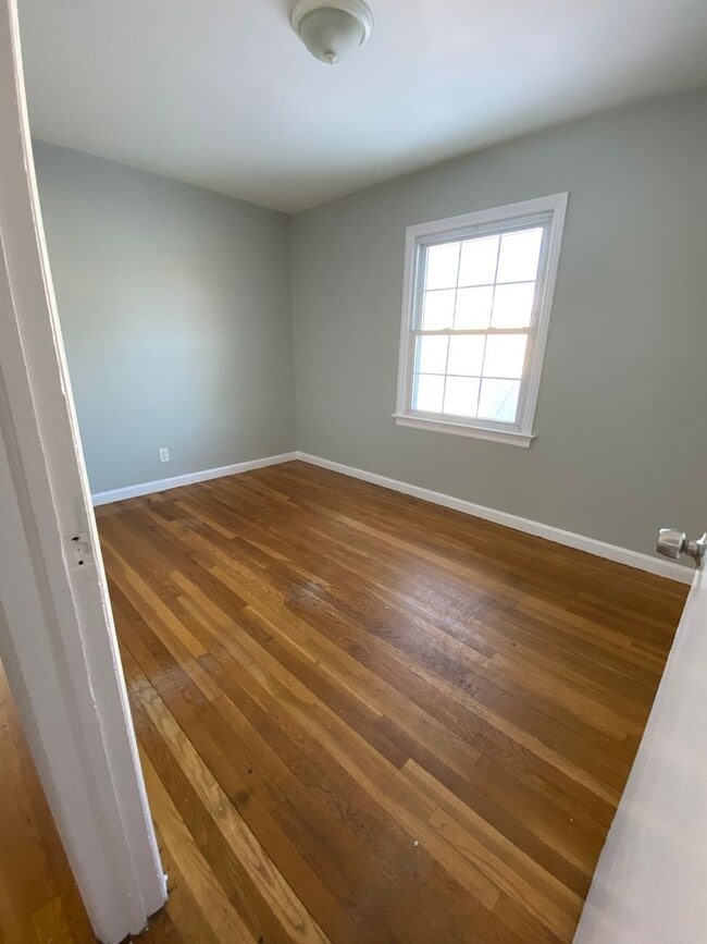 Building Photo - Beautiful and spacious 3 Bedroom 2 Bath House in Lansing, IL MUST SEE