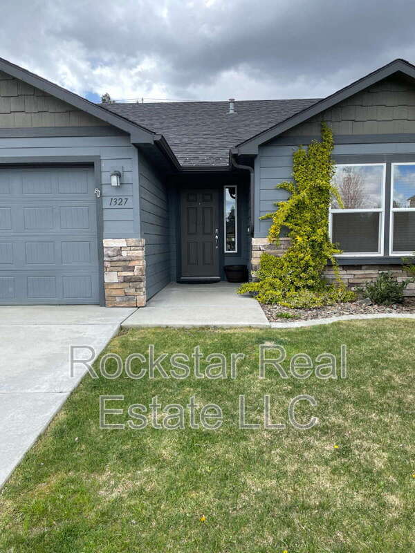 Building Photo - 1327 N Rogue River St