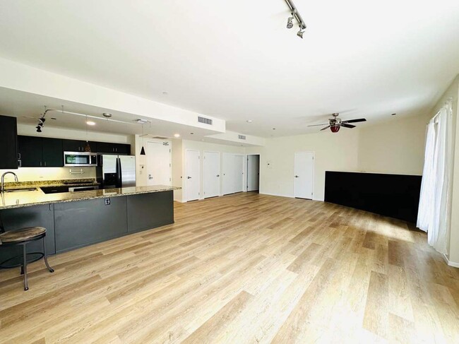 Full view of floor plan without furniture. - 285 W 6th St