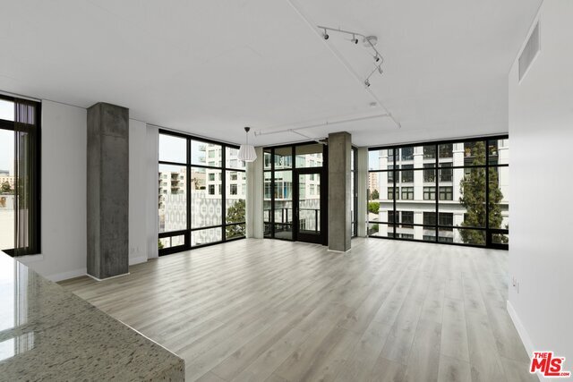 Foto principal - 1111 S Grand Ave