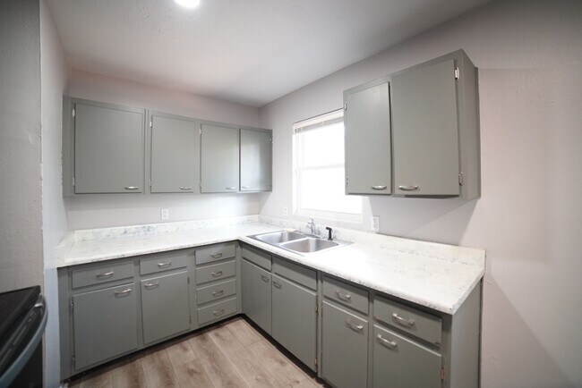 Building Photo - 4 bd/2 bath near Jackson Bluff