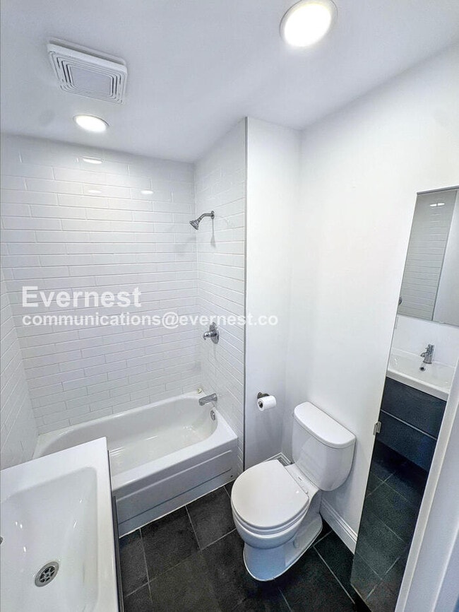 Building Photo - 905 Pine St