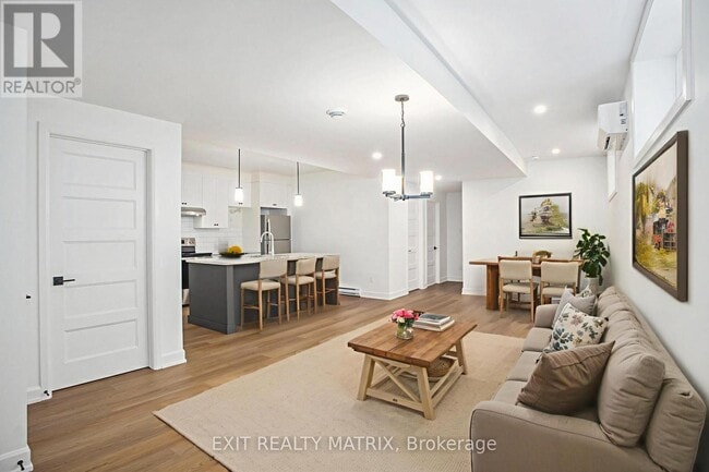 Building Photo - 560 Regina St