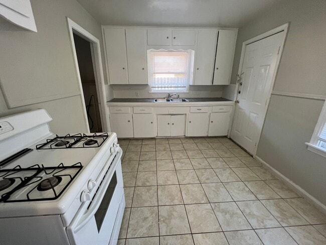 Building Photo - Lovely 3 Bedroom 1 Bathroom Home with a Fenced Backyard!